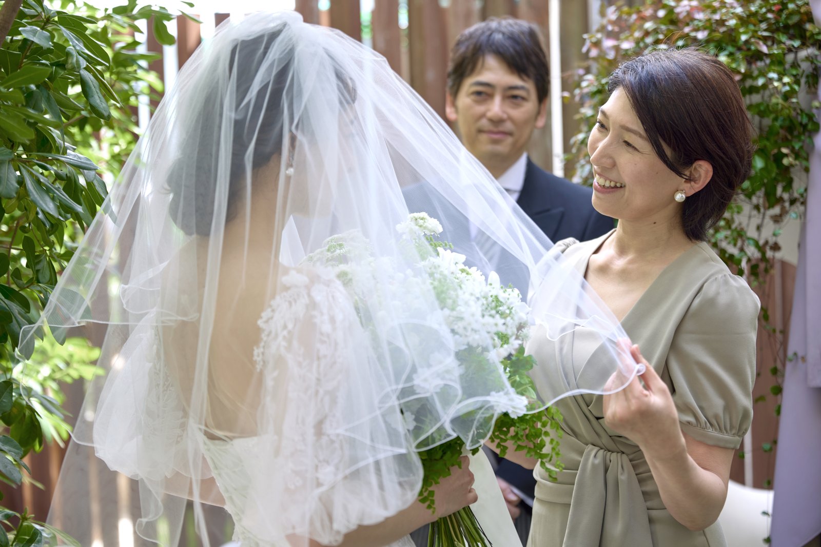 お母様がベールを下ろす